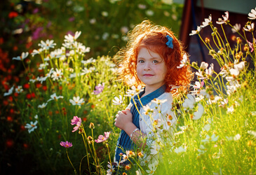 Kind im Blumengarten