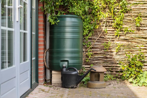 Regenwassertank vor Garage