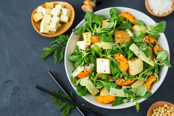 Leckerer Salat mit Nüsslisalat, Tofu  und Sesam