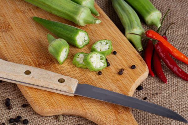 Okra geschnitten auf Küchenbrett